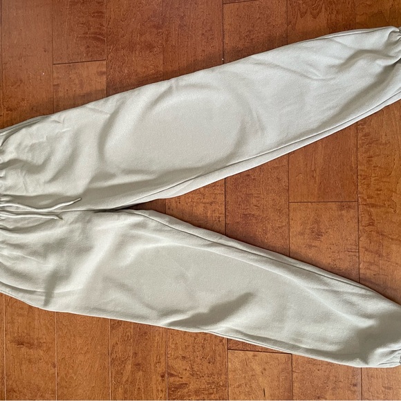 H&M beige sweatpants, super comfy - Picture 3 of 4